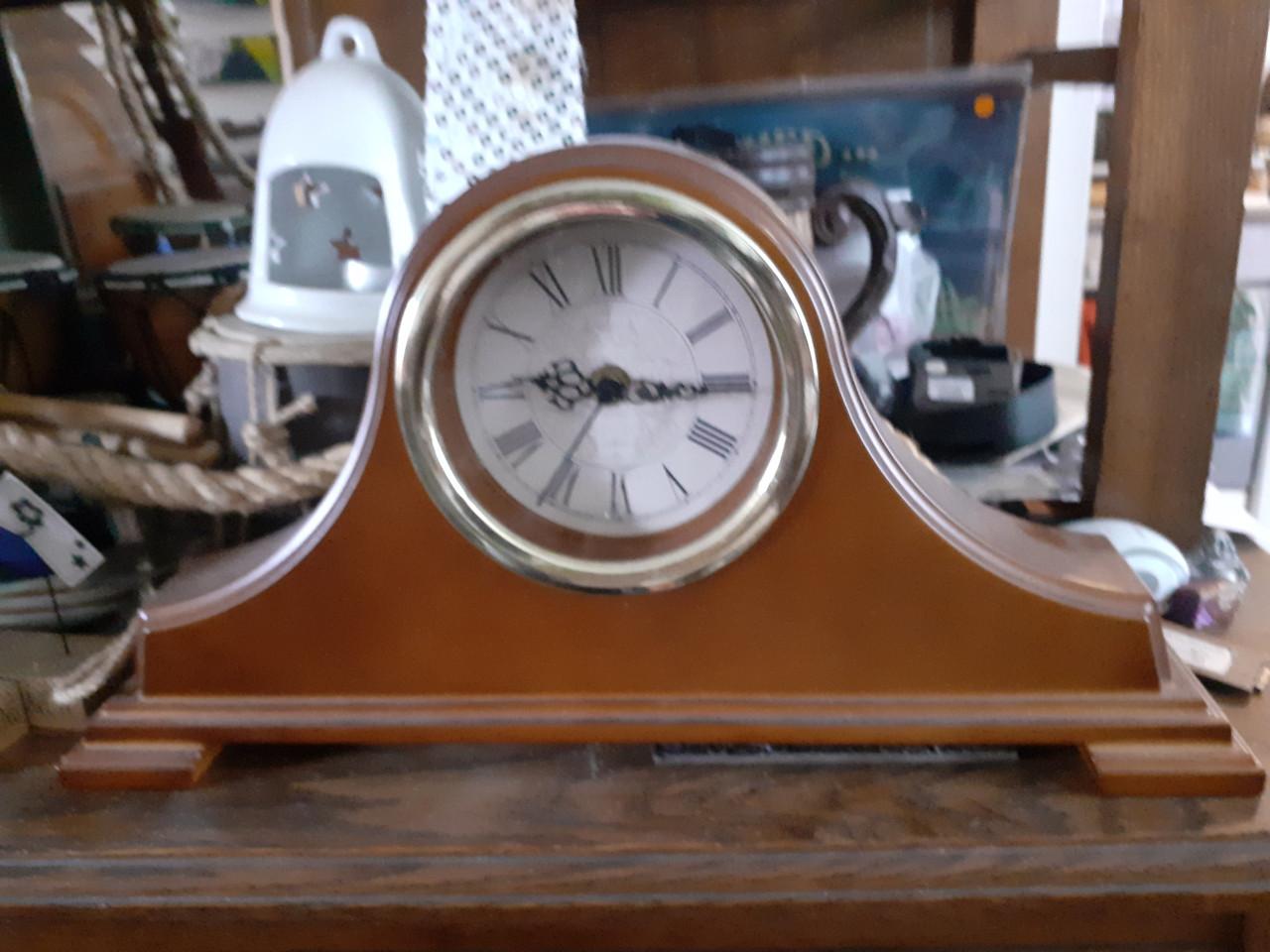 Grote Hangklok met zware koperen gewichten. & Diverse klokken