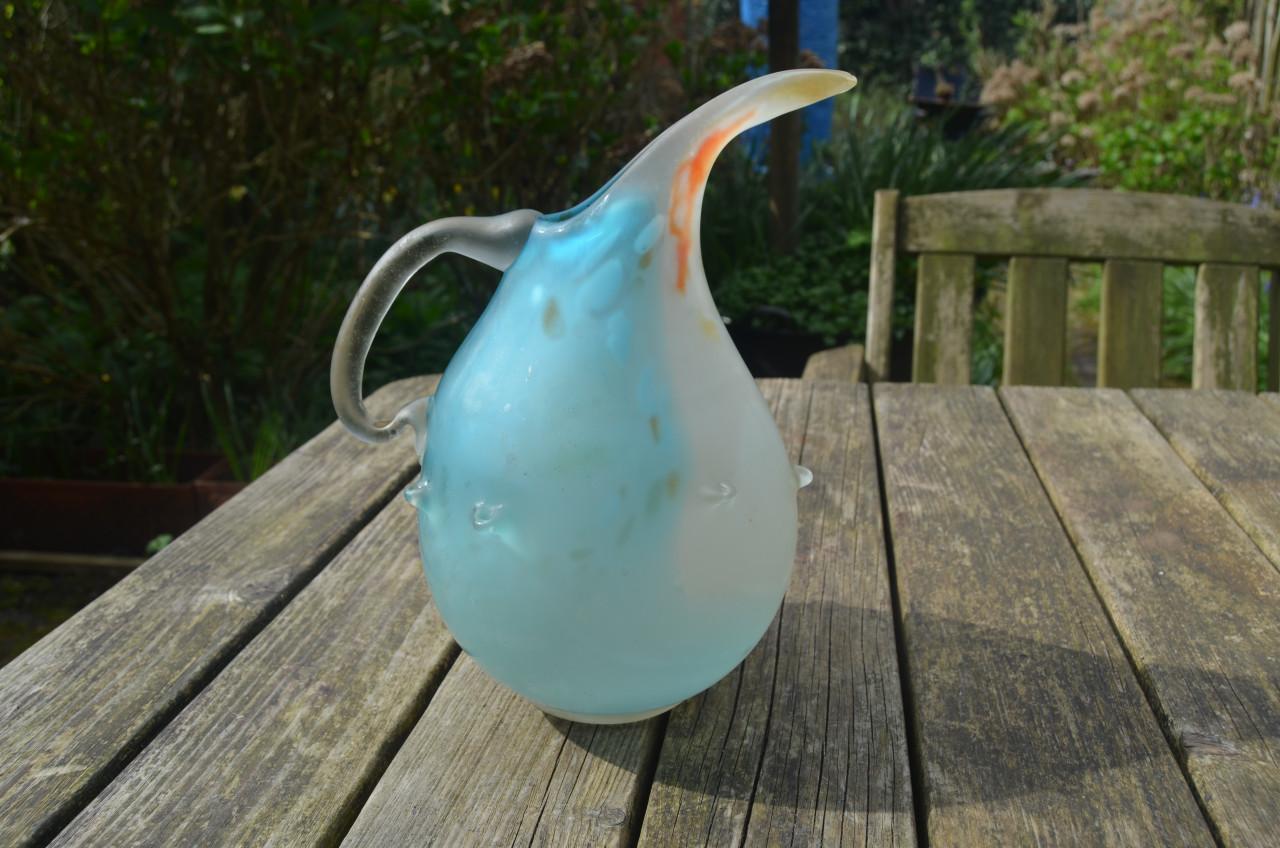 Fraaie glazen Perzische schenkkan / vaas