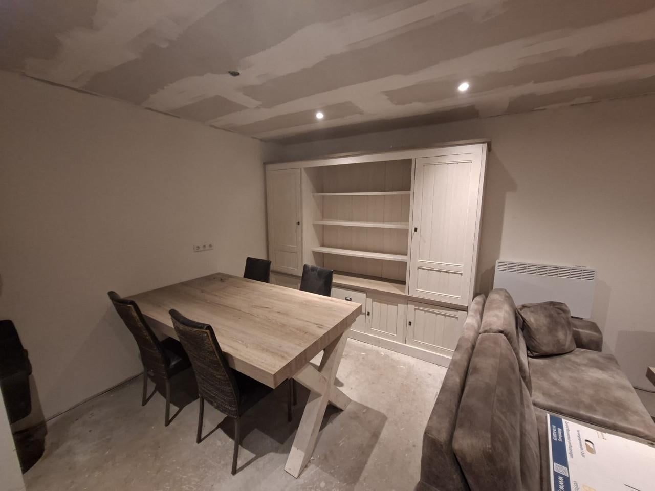Complete woonkamerset; banken, tafel, stoelen, kasten