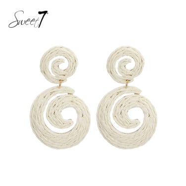 Witte oorhangers van raffia