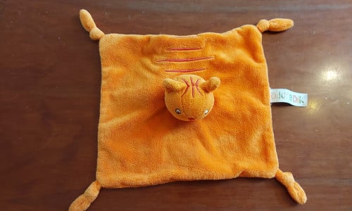 Dikkie Dik knuffeldoekje met rammel en kraak van het merk Happy horse