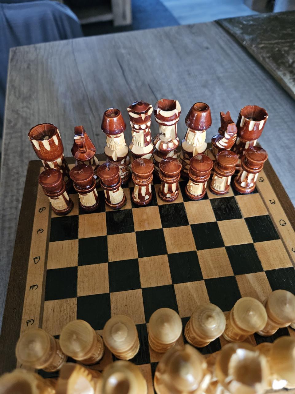 Prachtig handgemaakt houten schaakspel, mooi houtsnijwerk