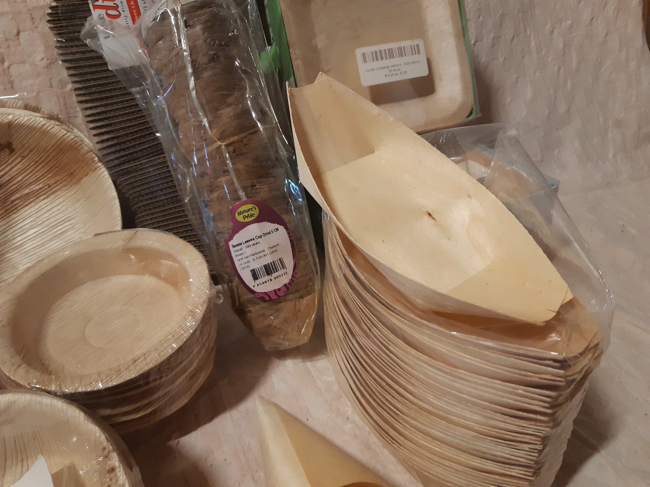Diverse schaaltjes van palmblad, hout en bamboe