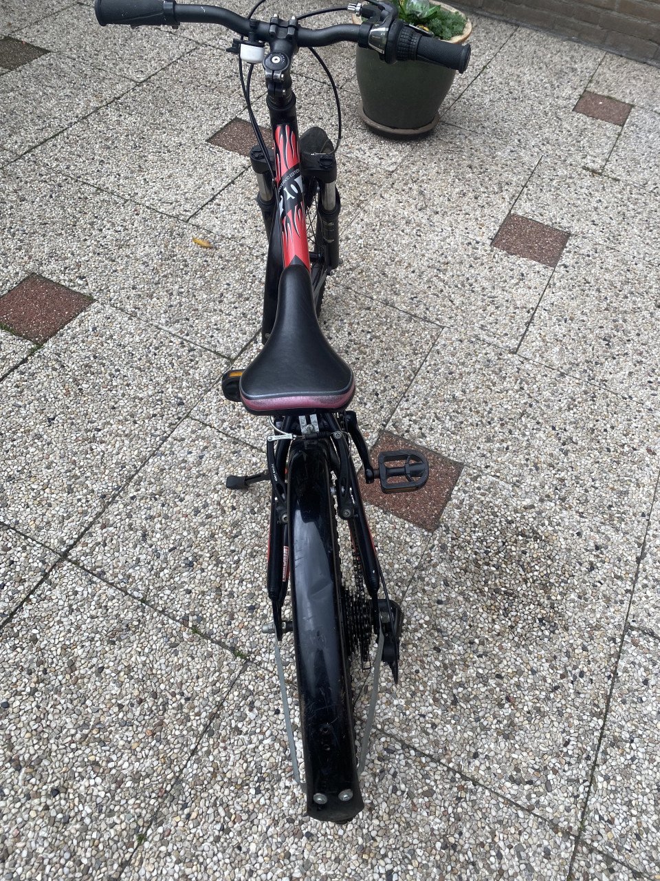 Jongens fiets zwart/rood 5tot 7 jaar. 7 versnellingen