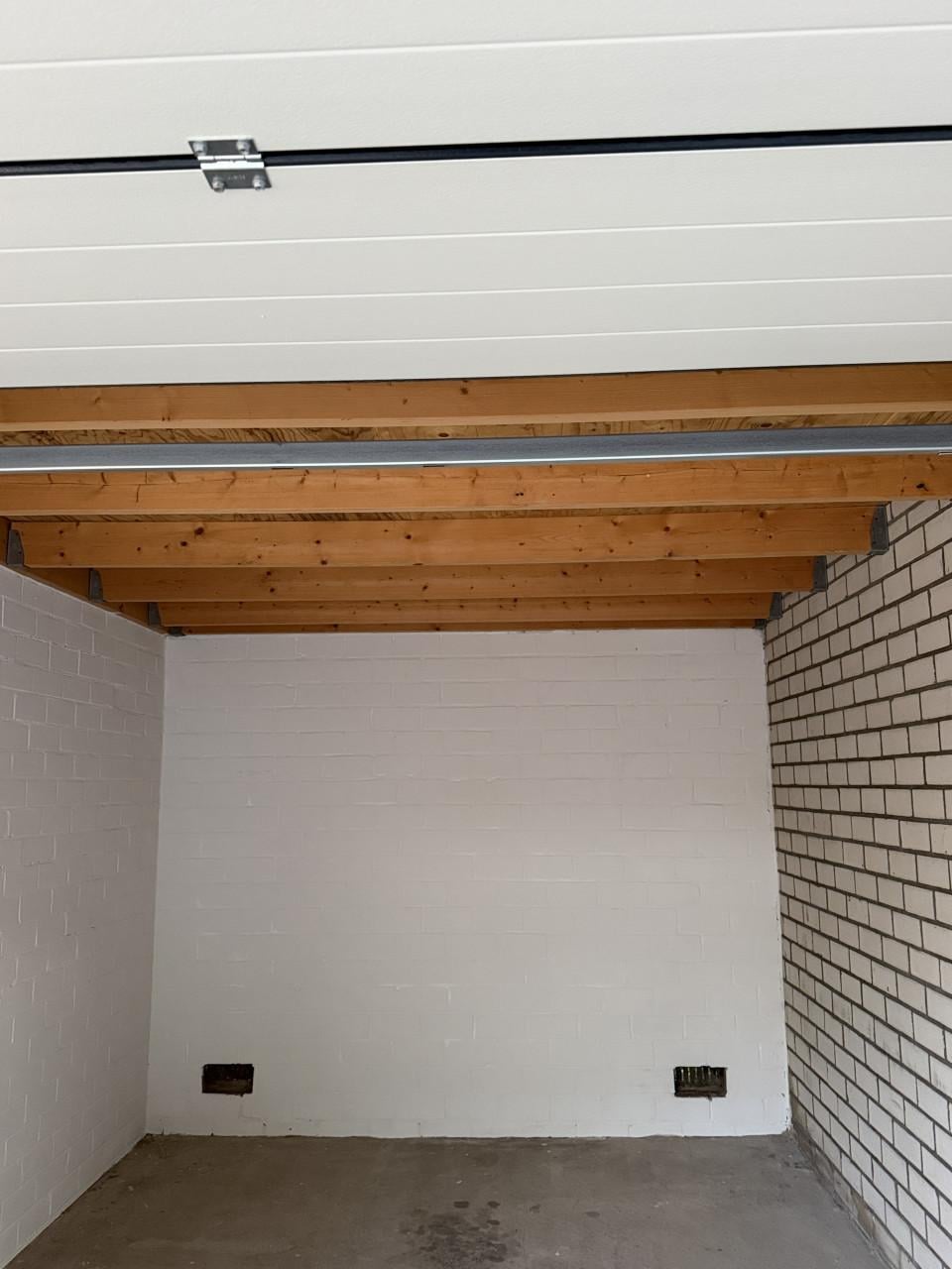 Te koop garagebox met nieuwe roldeur in Goes
