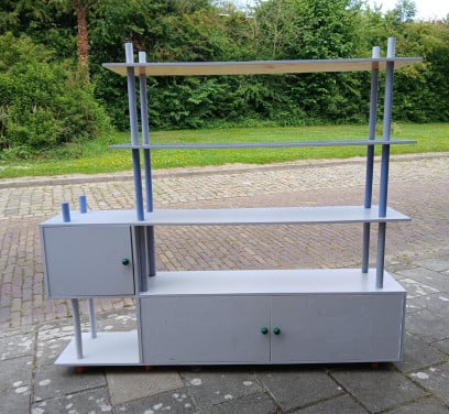 Kastje met schappen en deurtjes