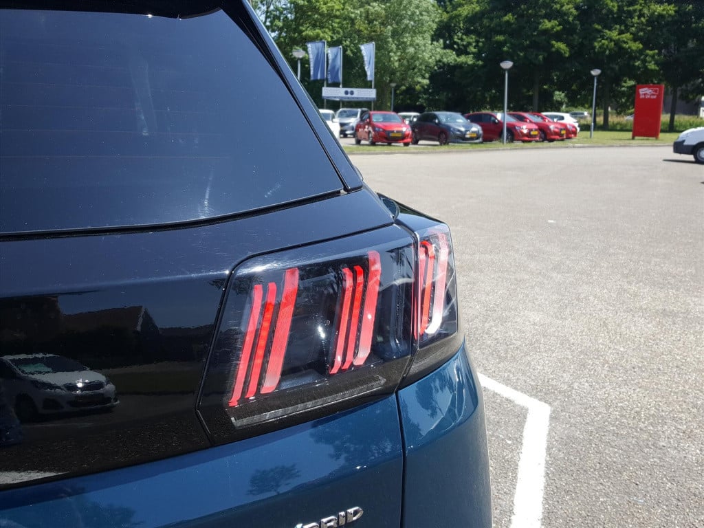 Peugeot 3008 1.6 plug-in hybrid 225pk blue lease allure eat8 automaat navig