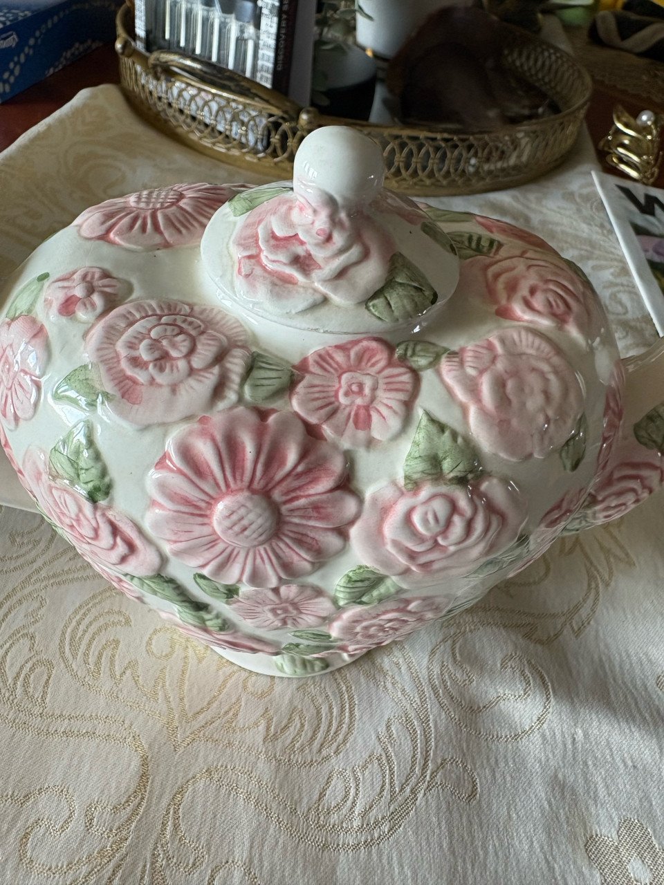 Theepot met rozen-motief 15,-€