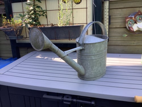 Oude zinken gieter