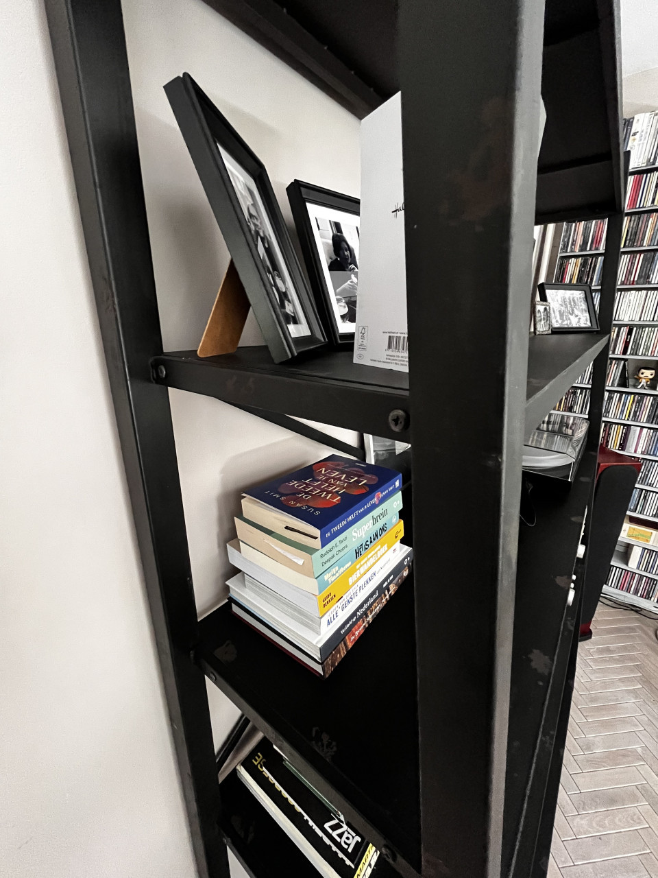 Wandkast. Open, zwart, metaal.