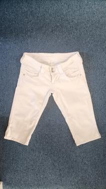Mooie witte korte broek van Pepe Jeans. Valt als 36/38.