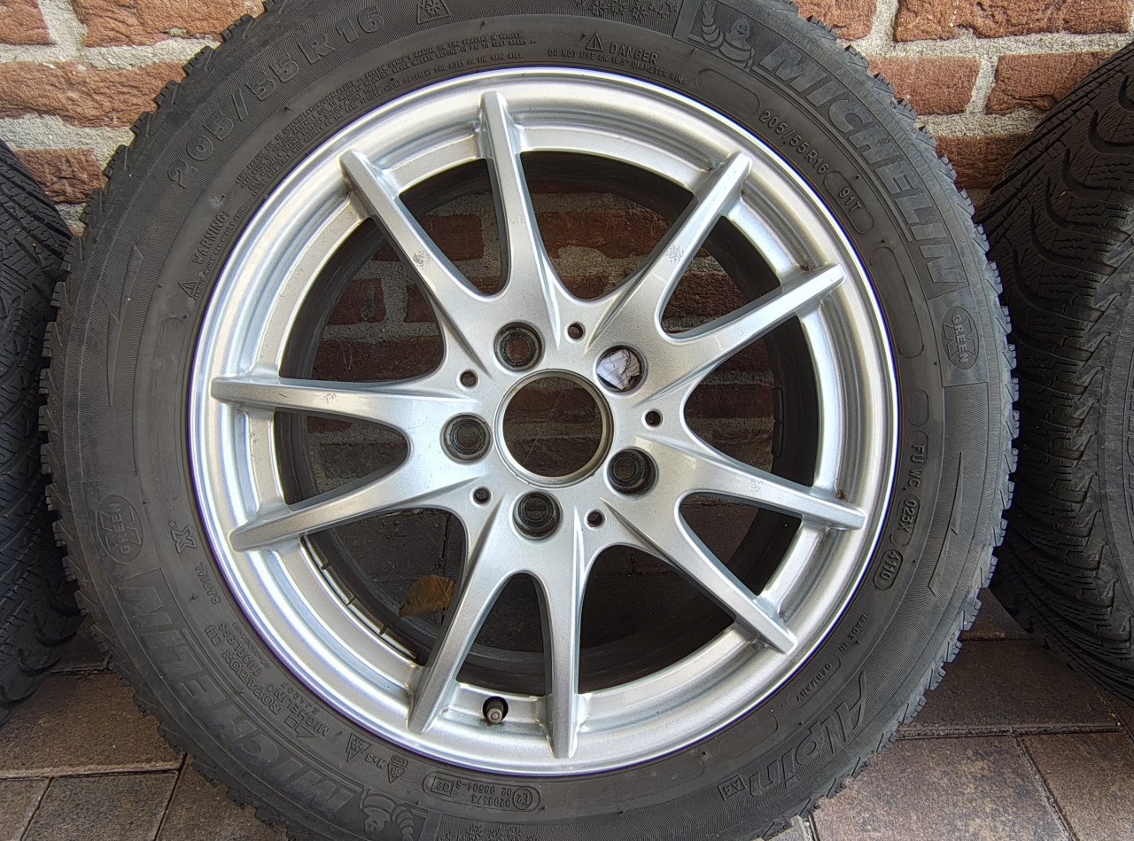 A246 set Mercedes velgen met winterbanden Michelin Alpine 205/55 R16