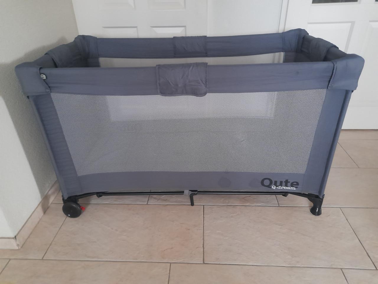 Cute  Campingbedje met uit kruip mogelijkheid (z.g.a.n.)