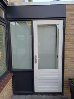 Kozijn met deur en raam ernaast