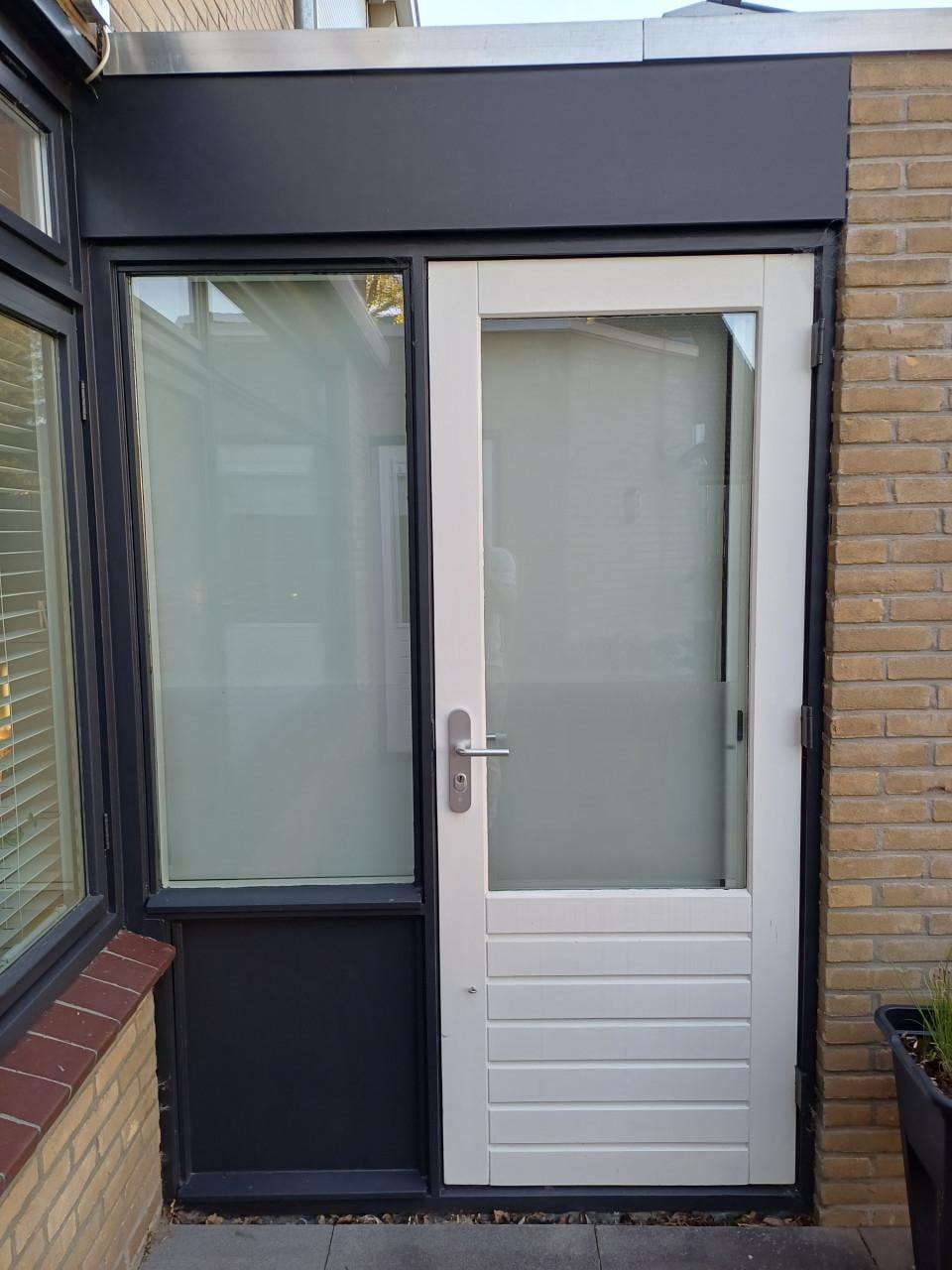 Kozijn met deur en raam ernaast