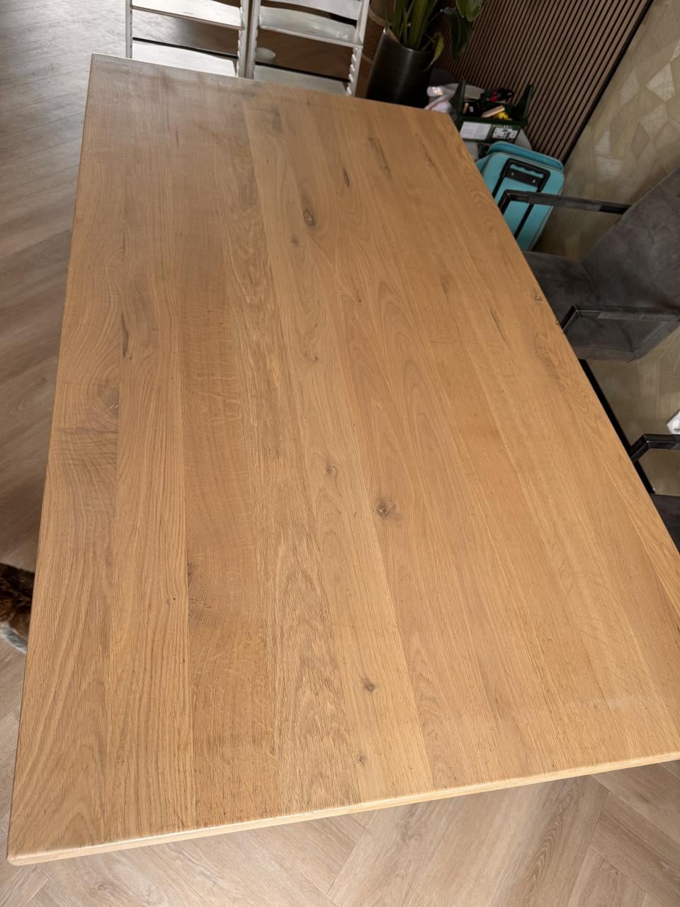 Robuuste eiken eettafel met metalen spinpoot
