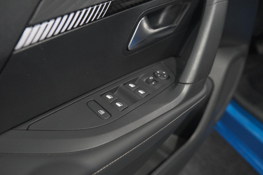 Peugeot 2008 puretech 130 eat8 blue lease allure | camera | navigatie | par