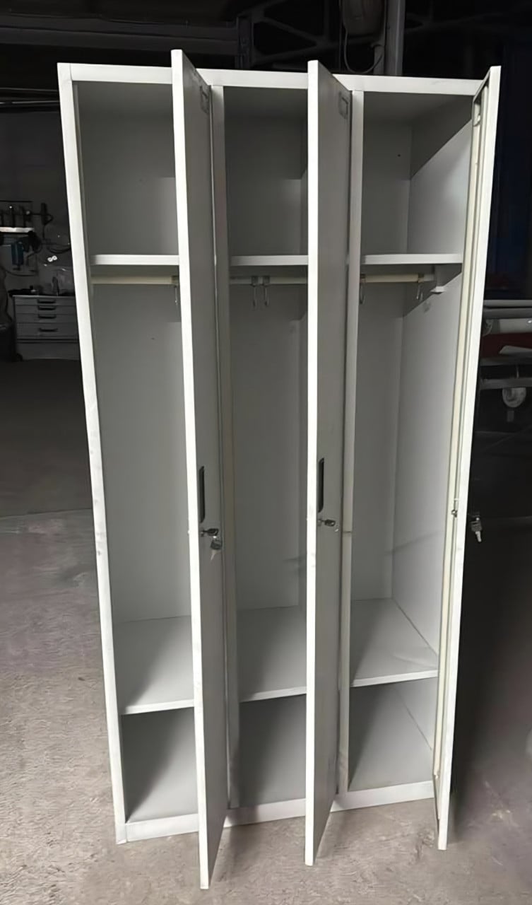Lockers 3-deurs (2 stuks)