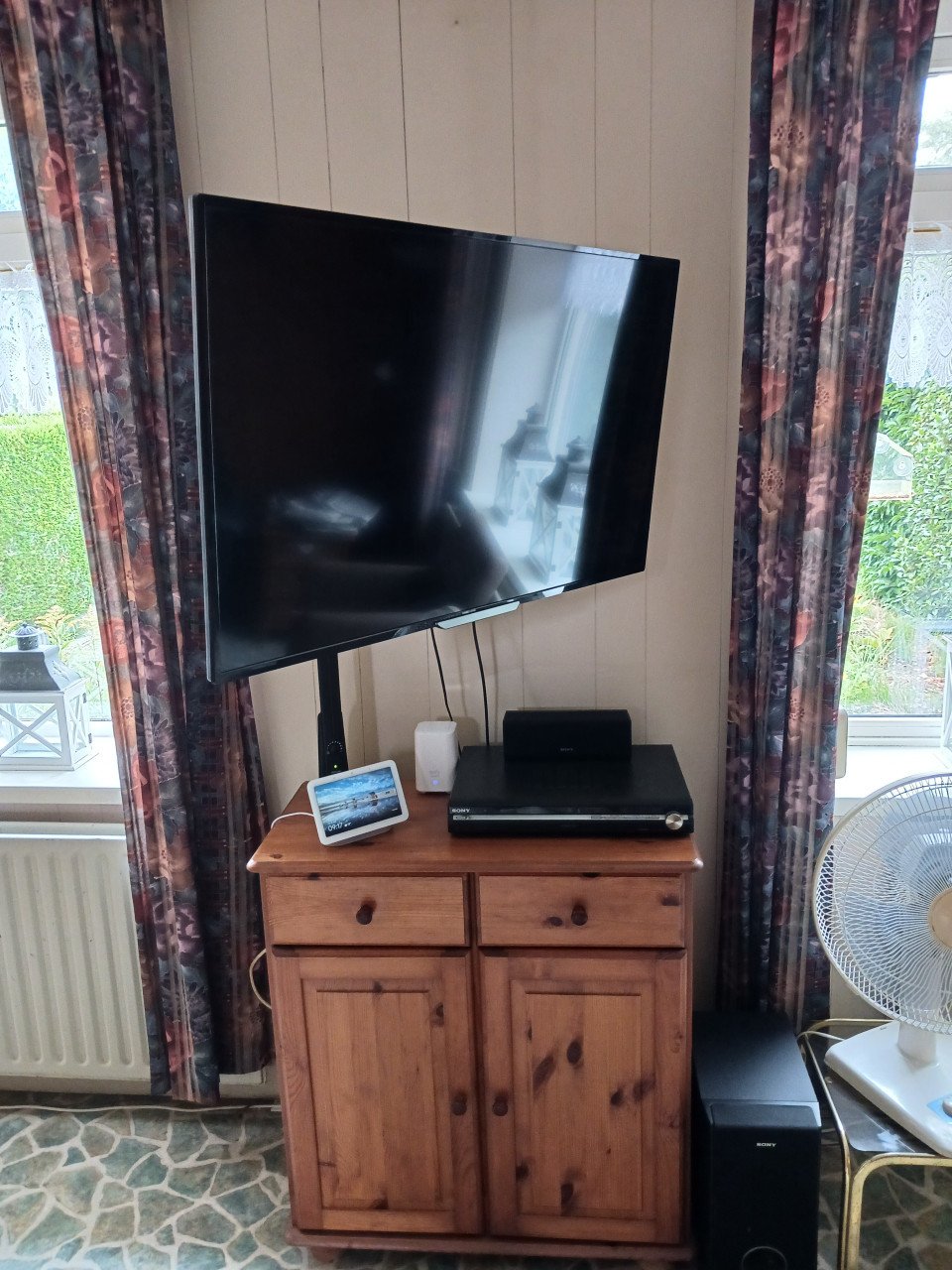 Televisie 90 cm met sterke draai en kantelbare wand steun.