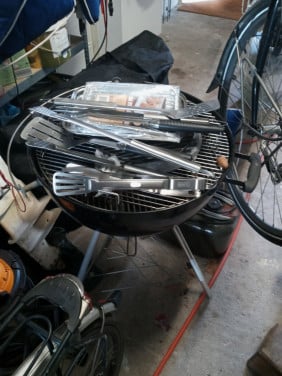 Grote verrijdbare Weber 60 cm met acc. koopje