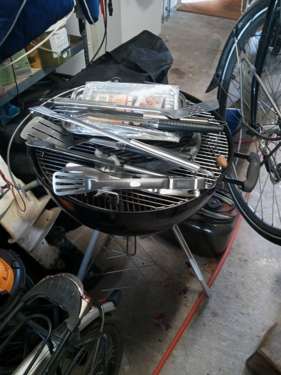 Grote verrijdbare Weber 60 cm met acc. koopje