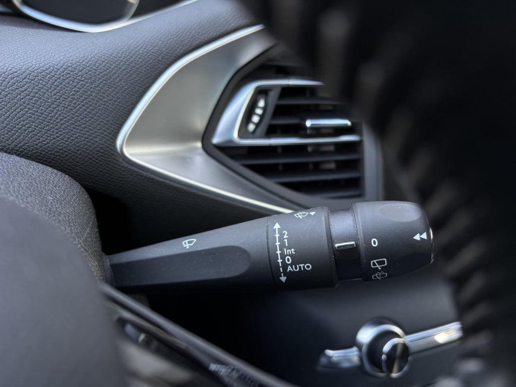 Peugeot 308 sw 1.2 puretech blue lease premium/ panoramadak/ trekhaak