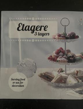 Glazen etagère met drie plateaus.