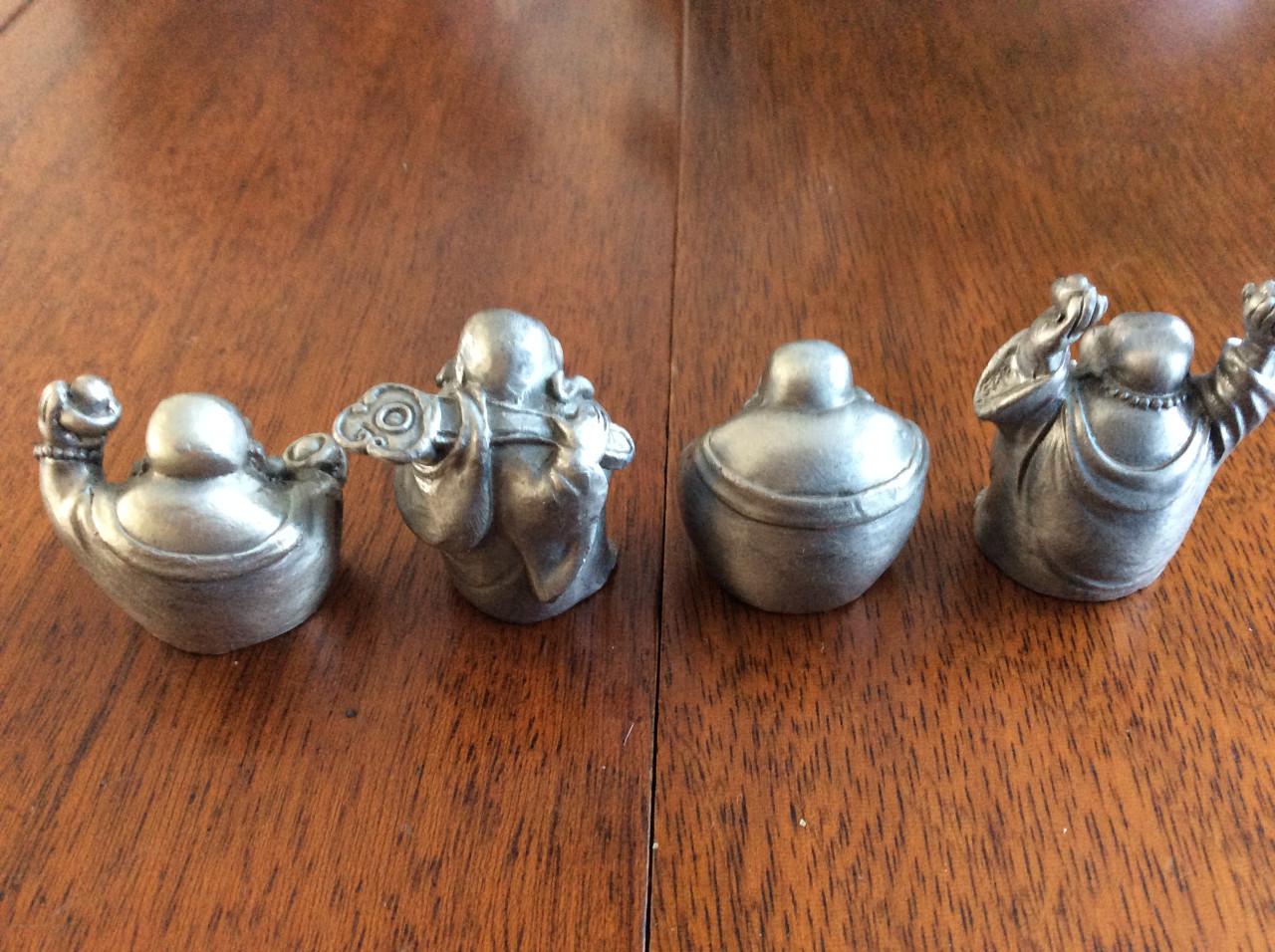 4 tinnen Boeddha beeldjes.    Hoogte: +/- 3 cm.