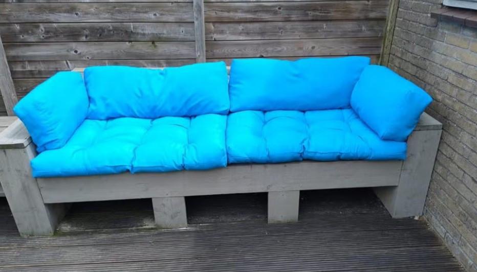 Knalblauwe kussens voor pallet-tuinbank