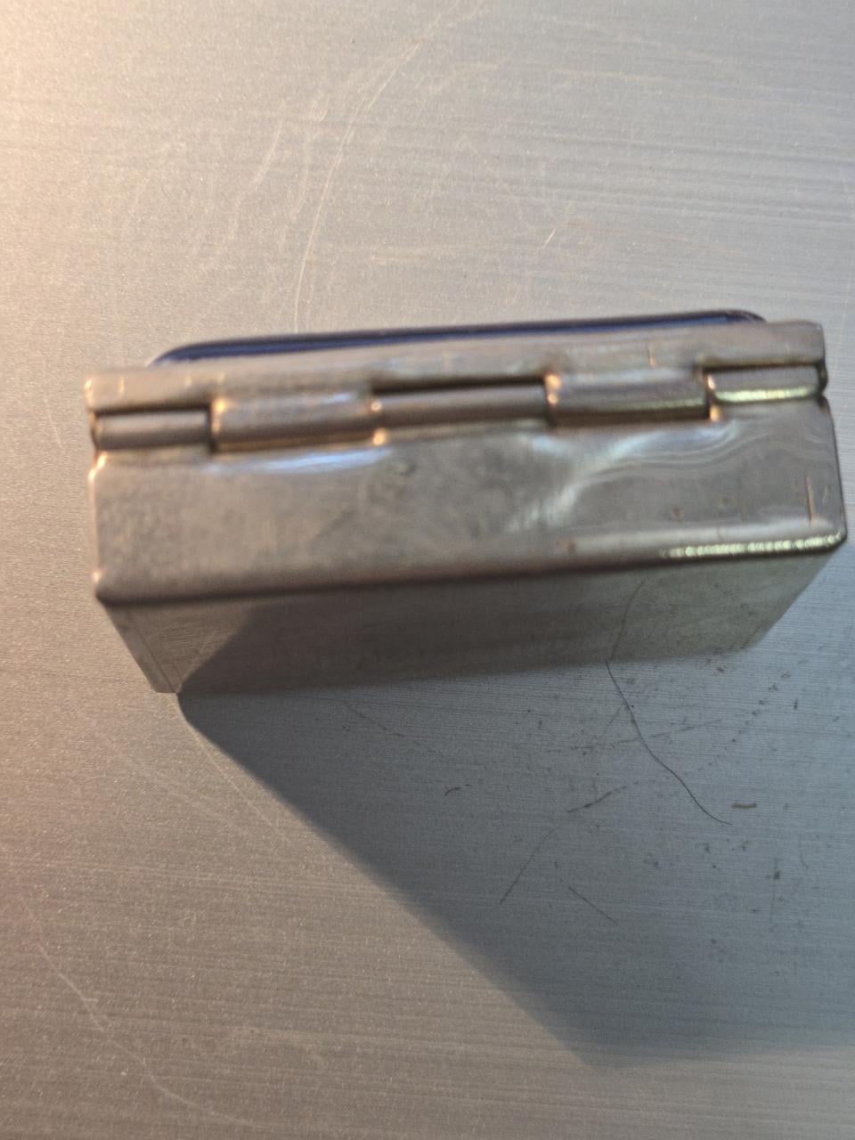 Elegant pillendoosje met emaille deksel en witte bloem