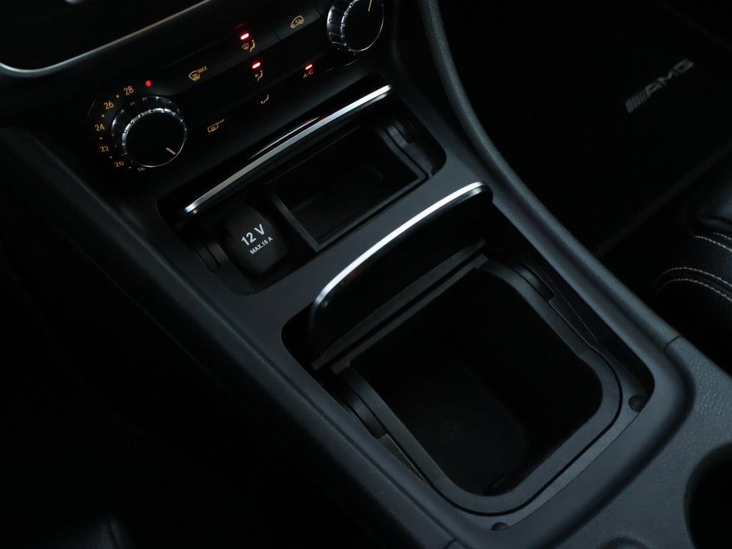 Mercedes-Benz Gla-klasse 180 business solution amg line | panoramadak | cru