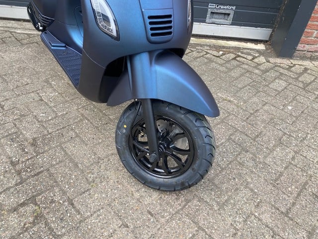 Aanbieding nieuwe vespa look Santini Capri scooters direct leverbaar 1899 e