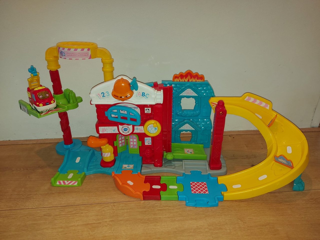 Z.g.a.n. Vtech Toet Toet Auto's - Brandweerkazerne incl. Bas Brandweer