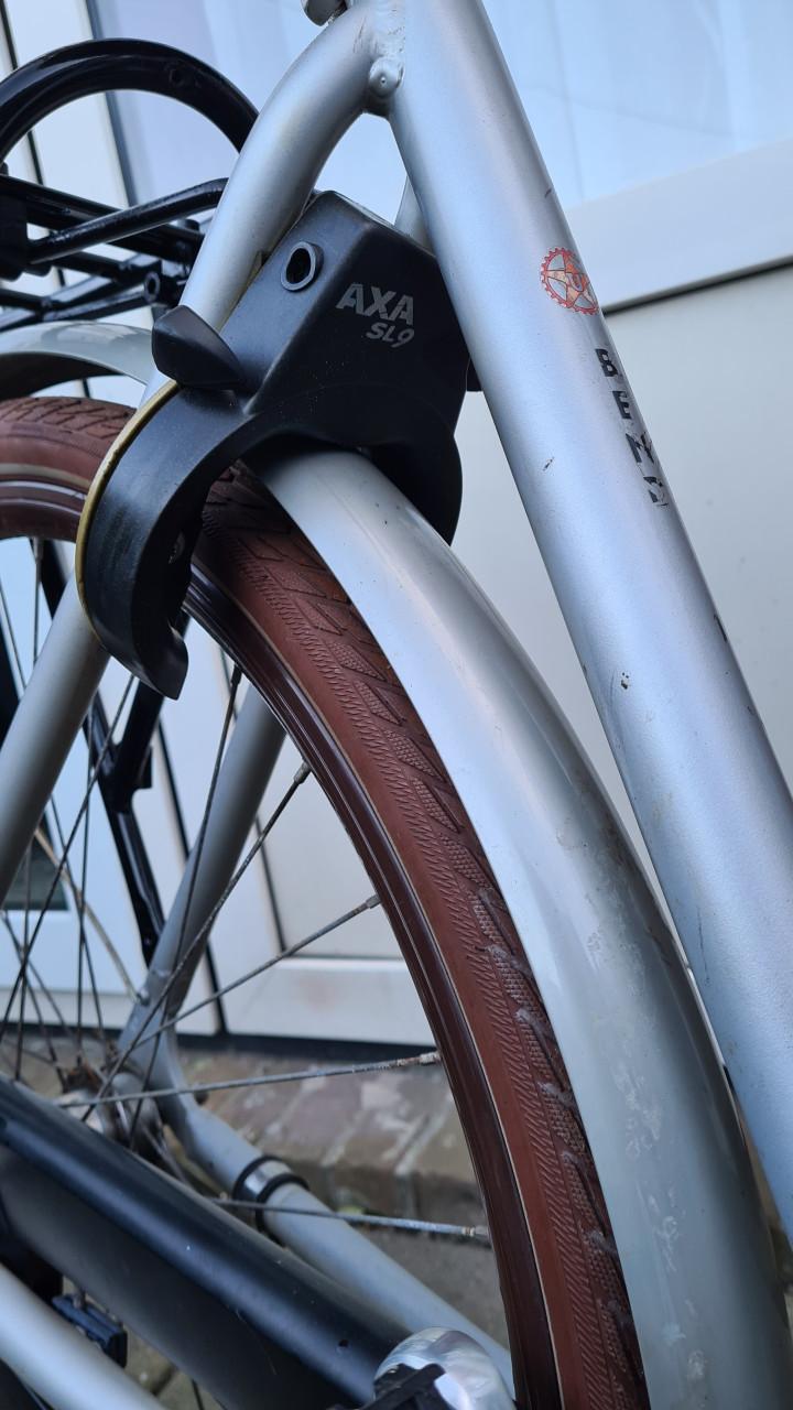 Dames fiets UNION met nieuw voordrager- Traprem achter-slot AXA