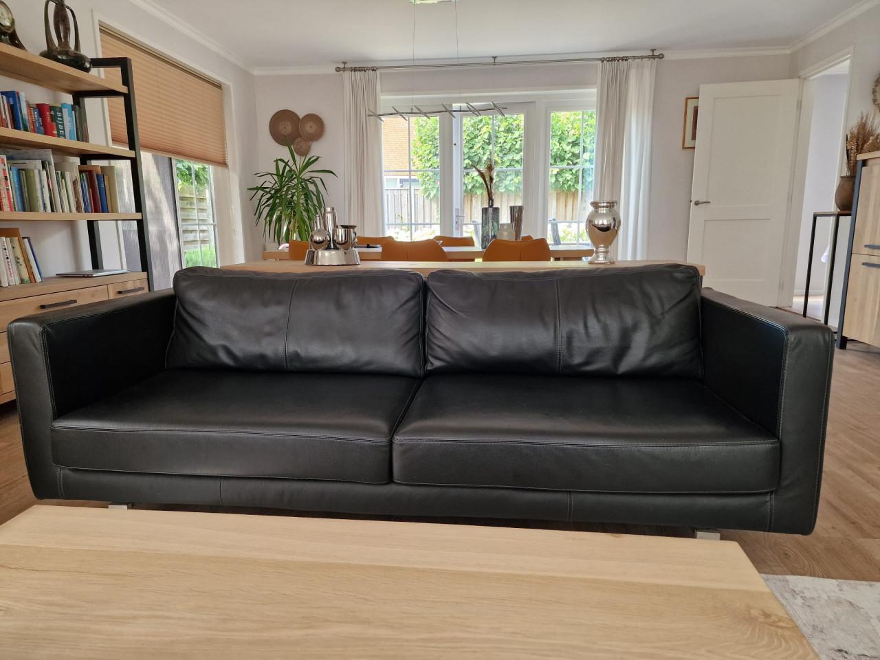 Wegens verhuizing te koop: zwarte leren 3 1/2 zits-bank