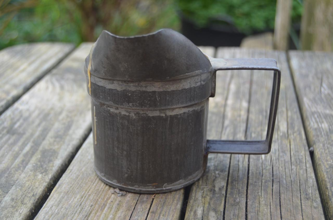 4 Tinnen kannen / maatbekers diverse maten