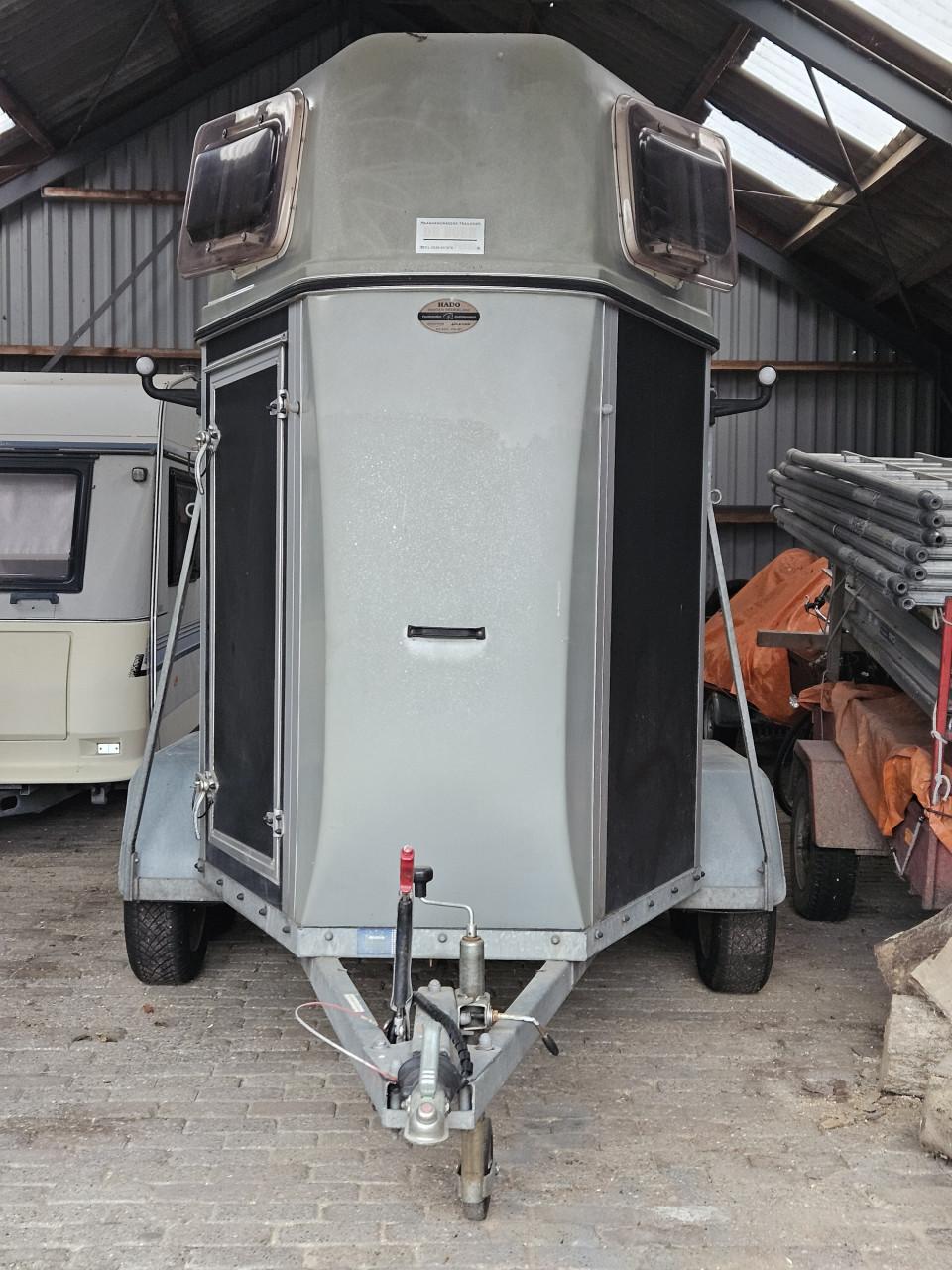 Westtrailers 1.5 paards trailer. Aanpikken en wegrijden.