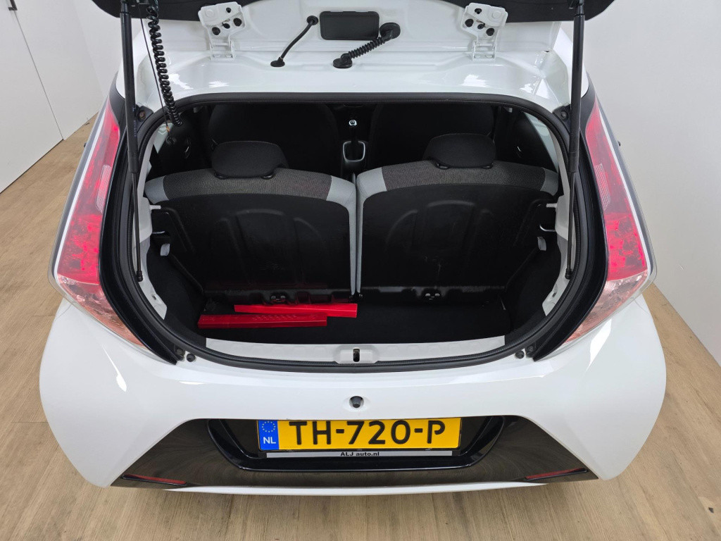 Toyota Aygo occasion met parkeercamera en weinig km | tweedehands toyota ay