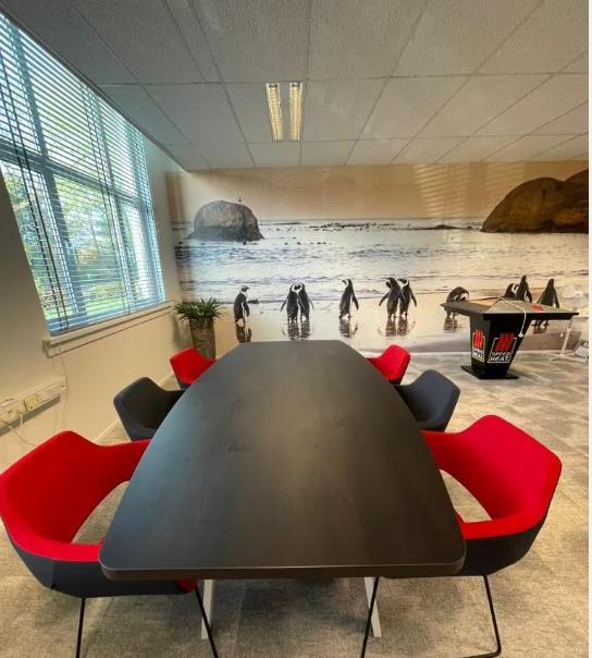 Vergadertafel en stoelen