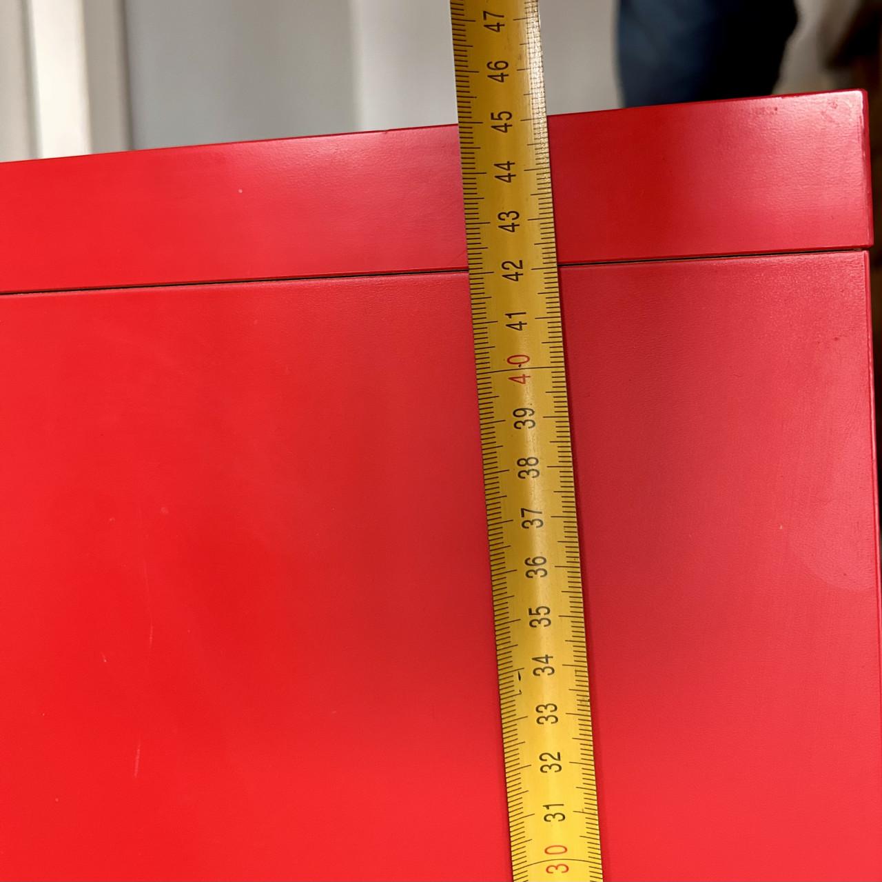 Rood Ikea-kastje op wielen