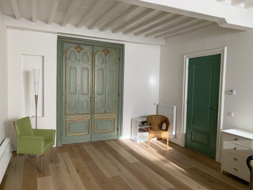Leuk gemeubileerd studio appartement met gebruik van tuin te huur