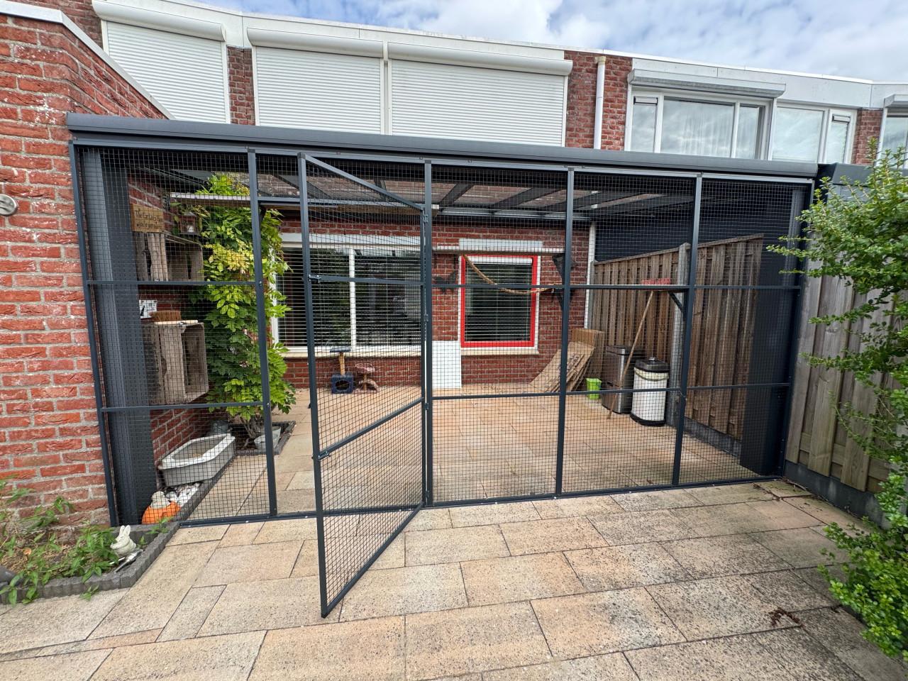 Mooie aluminium kattenren met deur voor aan uw overkapping