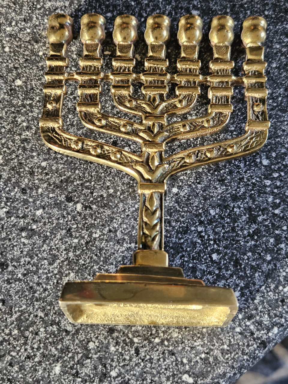 Prachtige vintage joodse menorah kandelaar voor 7 kaarsen..