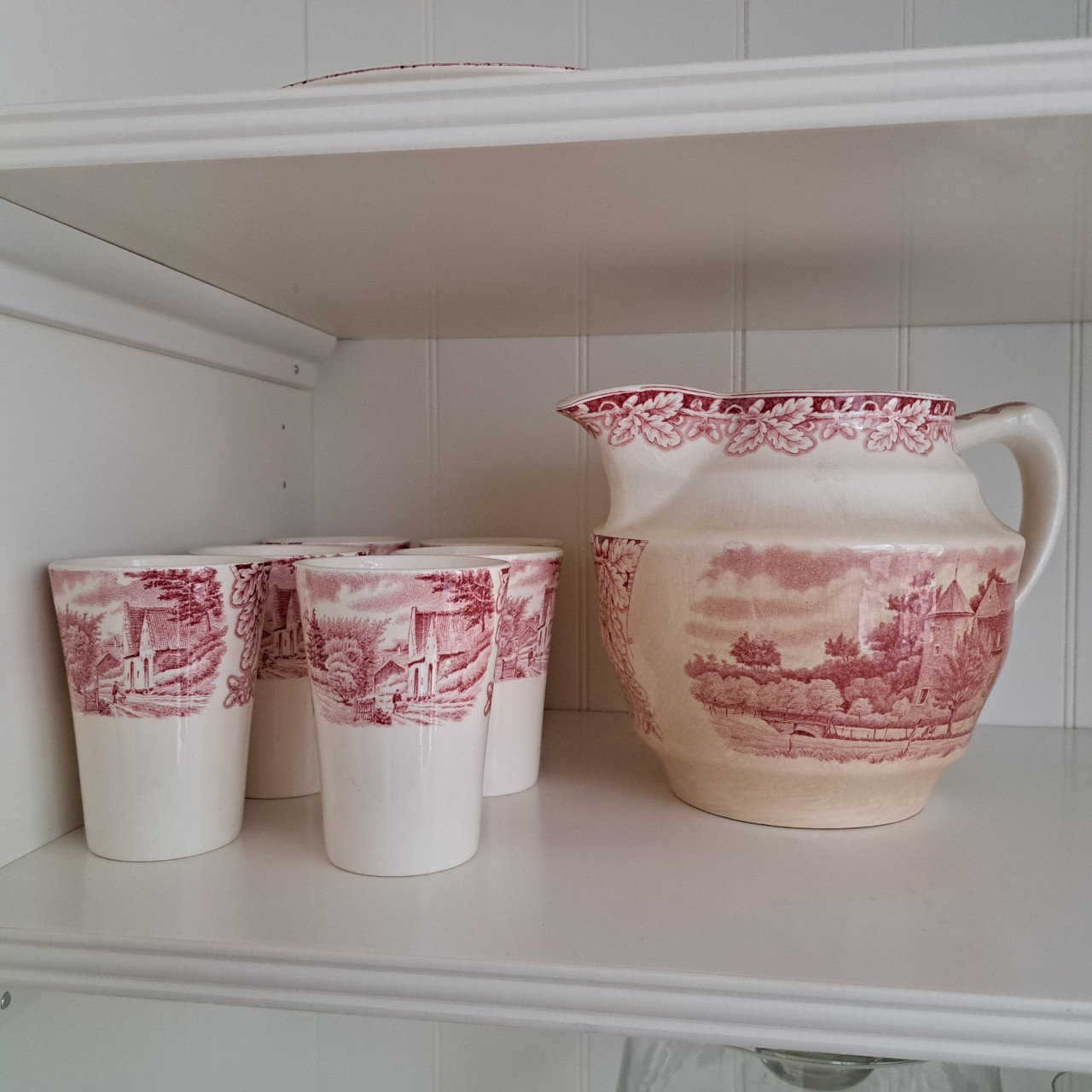 Melkkan met 6 mokken