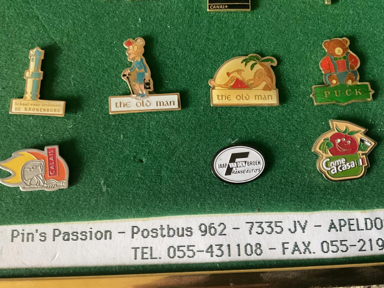 De originele pins.    16 stuks.