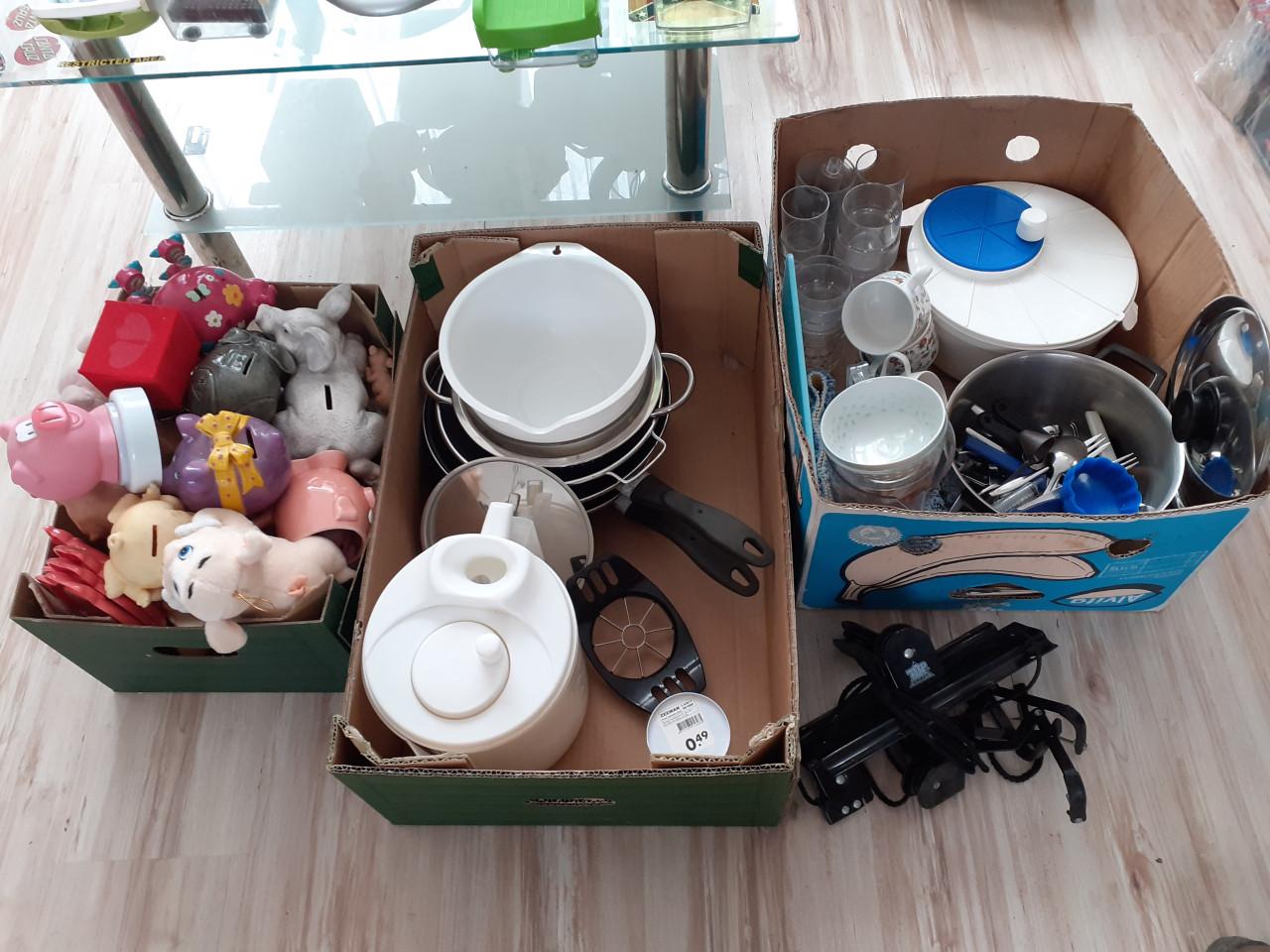 Mokken, borden , sla wasser, schemerlamp, bestek , 2 pannen voor inductie