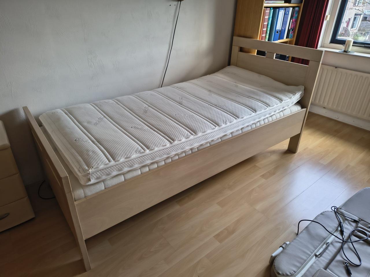 1 persoons bed (200x90cm) met elektrisch verstelbare bedbodem