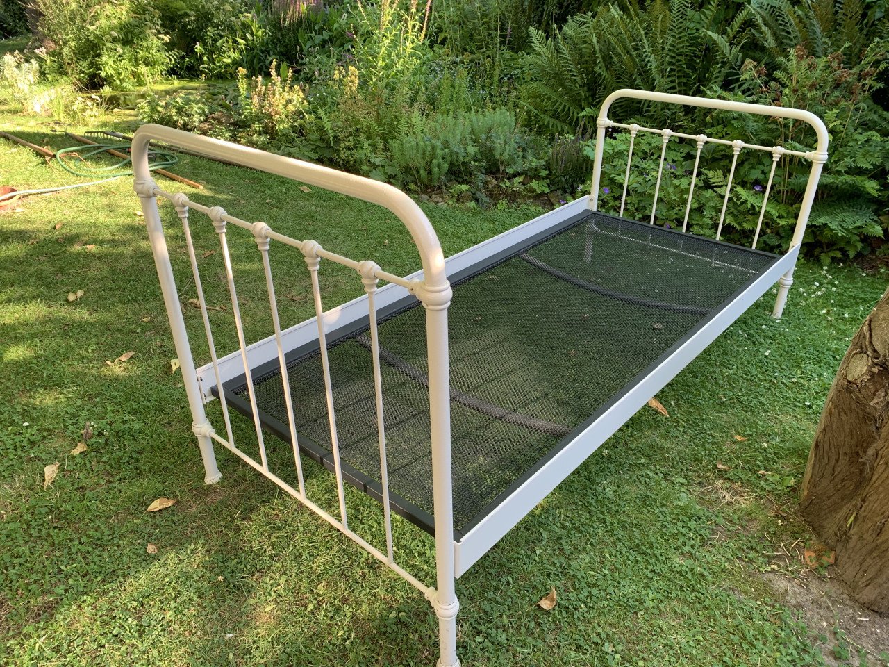 Solide metalen bed