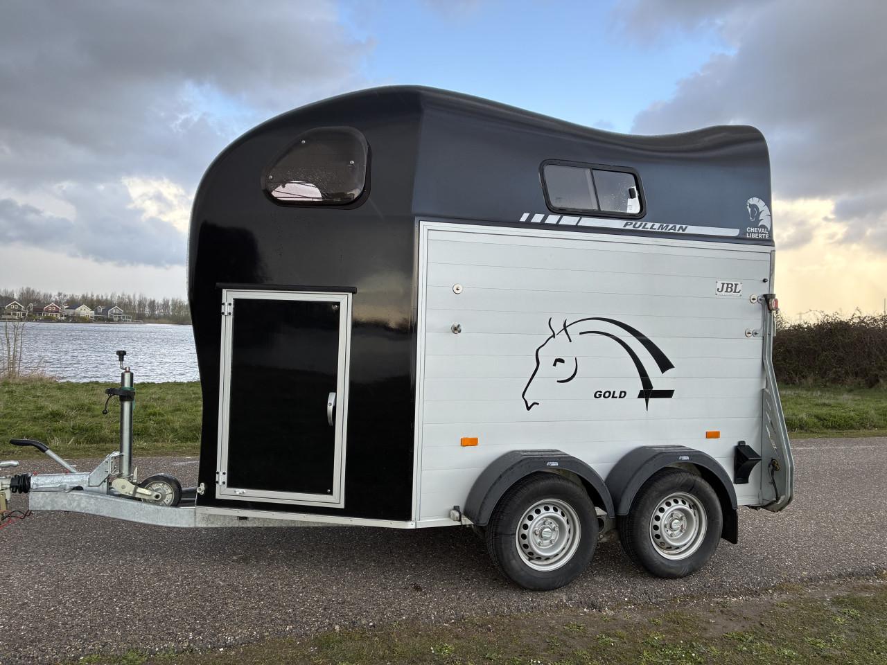 2 paards aluminium Cheval Liberte met zadelkamer en klep/deur