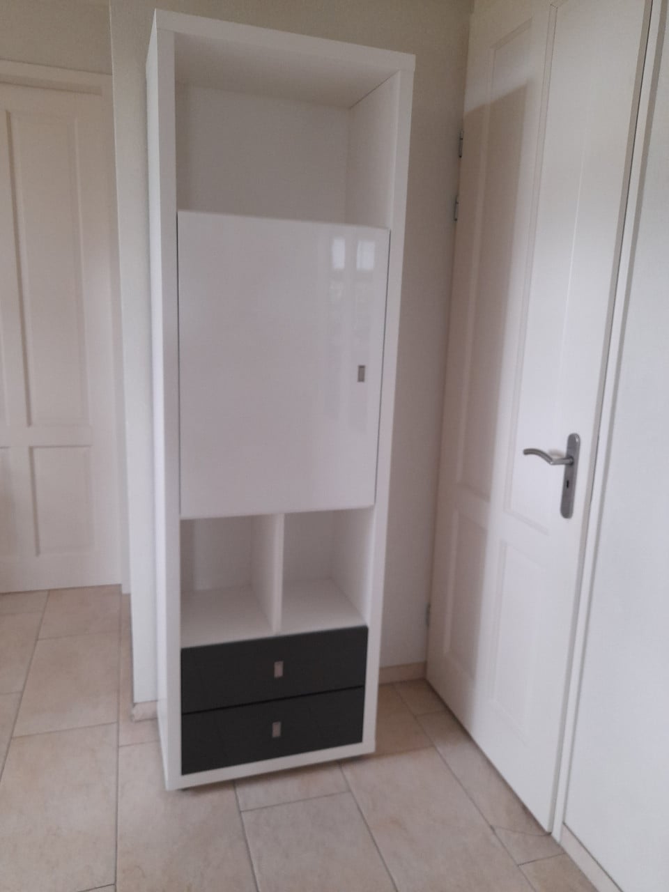 Prachtige XOOON kast 40 x 65 x 208 ( in goede nette staat)